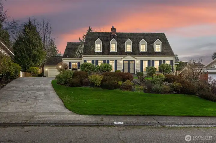 Stately Twin Lakes residence modeled after a 1765 Williamsburg Colonial Inn that served both George Washington and Thomas Jefferson.