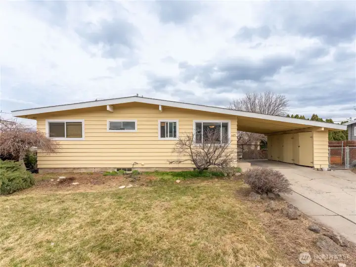 Charming mid-century modern ranch home in Wenatchee with classic architectural lines