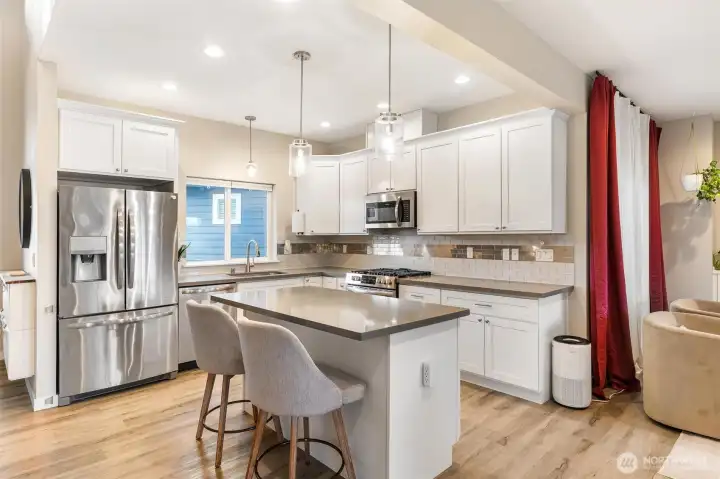 Beautiful Kitchen - Quartz Counters - SS Appliances