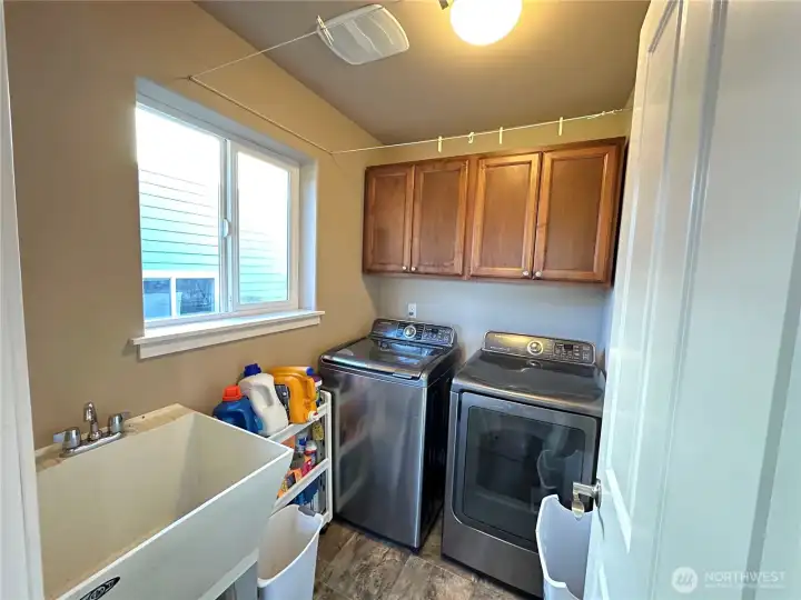 Laundry room w/ cabinet space
