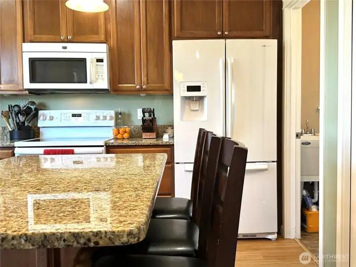 Kitchen w/bar island Kitchen w/bar island