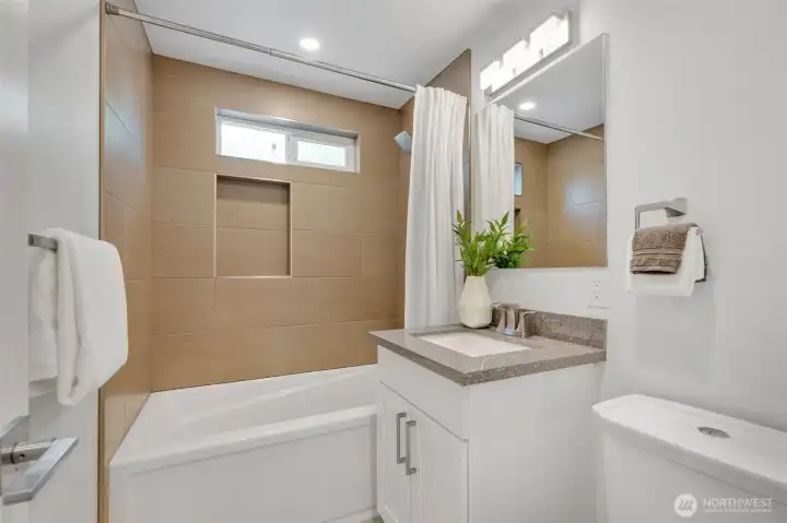 Main floor full bathroom