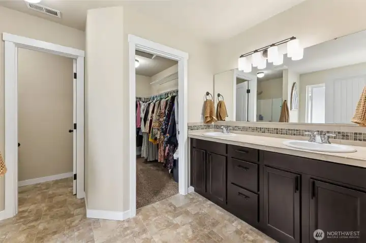 Large primary bathroom  Large walkin closet