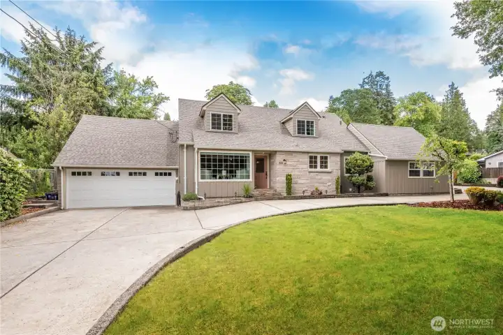Beautiful move in ready home on nearly an acre with a shop, in town!! Beautiful move in ready home on nearly an acre with a shop, in town!!