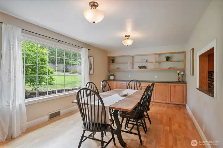 Beautiful dining room with engineered hardwood floors and natural light Beautiful dining room with engineered hardwood floors and natural light
