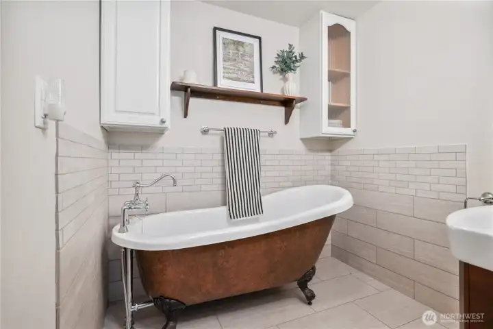 Beautiful 3/4 guest bath on the main floor Beautiful 3/4 guest bath on the main floor