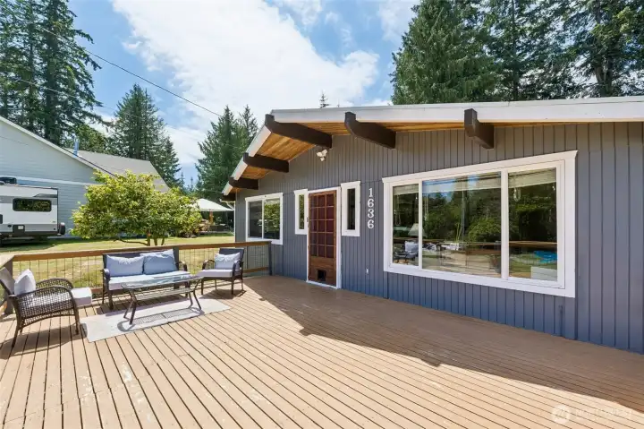 Large front deck ready for summer. Large front deck ready for summer.
