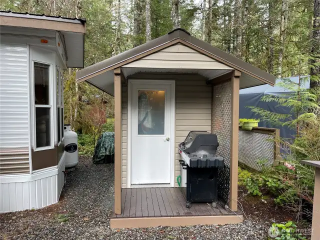 Includes a nice shed to store the outdoor furniture.