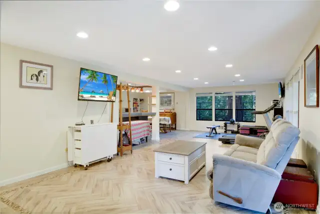 Spacious living area w/separate entrance, lower level