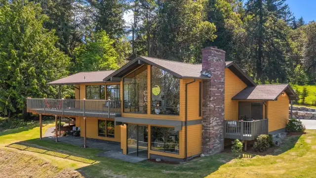An MCM aficionado's dream home located in the peaceful North Maury Luana Beach neighborhood. The front of the home faces north toward KVI Beach, the Fauntleroy Ferry and Seattle.