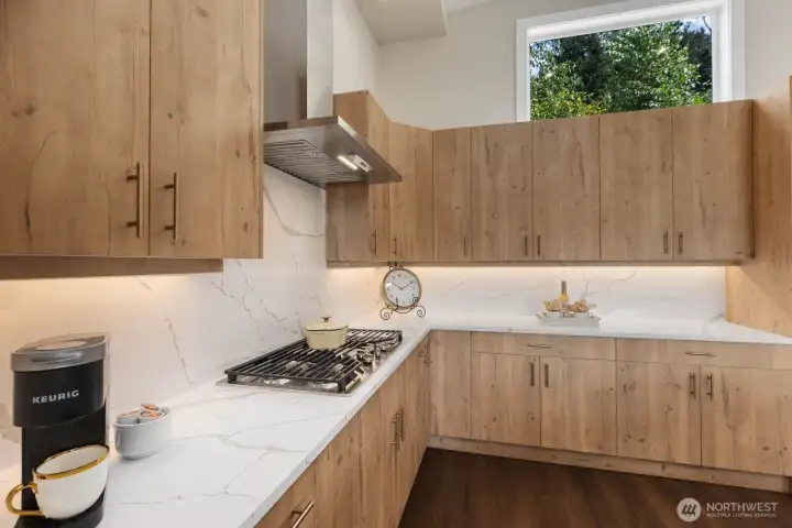 Gas cooktop with sleek hood vent and endless counterspace