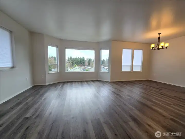 Newer Laminate Flooring Throughout