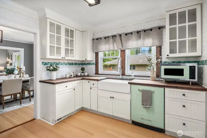 Super cute kitchen with some vintage look appliances.