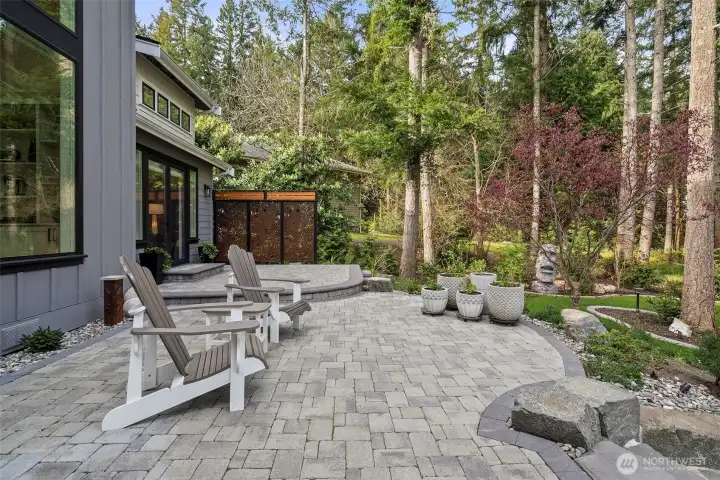 Explansive paver patio extends the outdoor entertaining space.