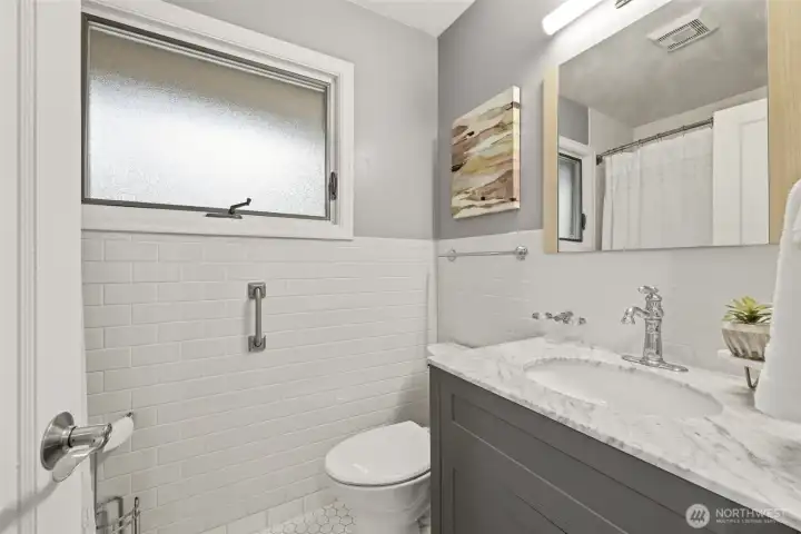 Lower main full bathroom.