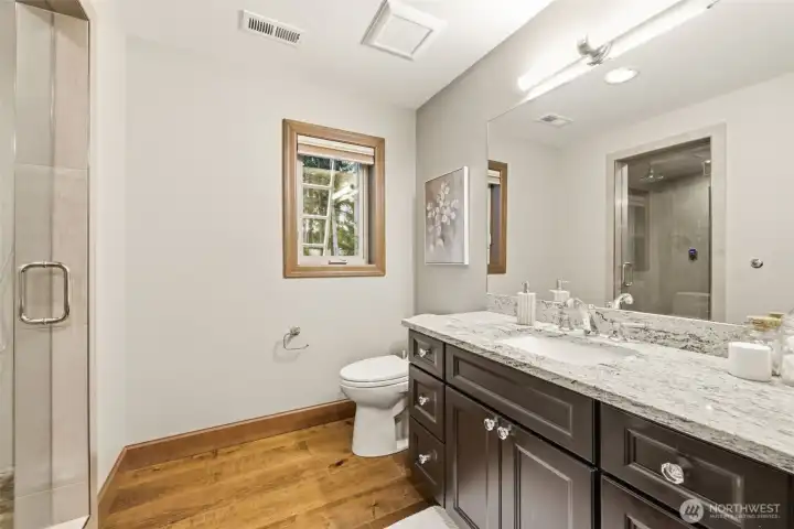 Second half bath in the primary suite.