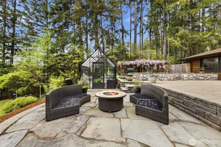 Outdoor patio has flagstone pavers.