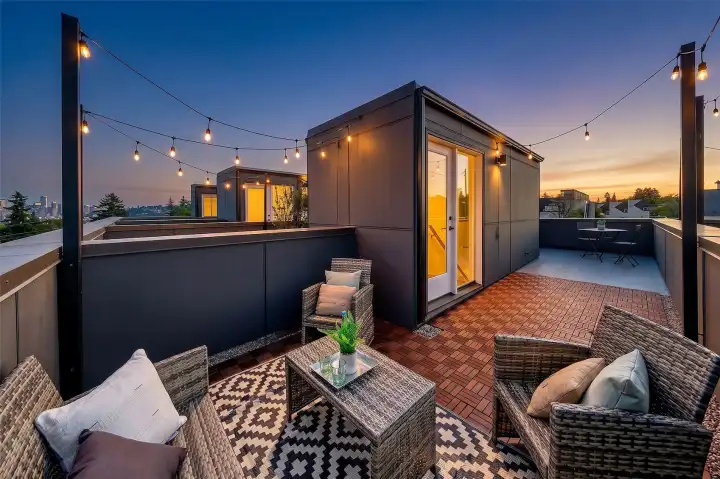 Roof deck has great privacy and excellent views. Roof deck has great privacy and excellent views.