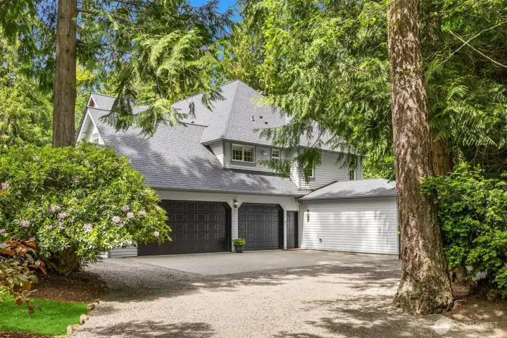 Huge 3 car garage, insulated and heated. Tons pf parking and a circular drive.