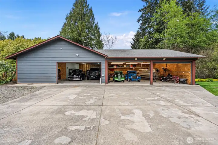 Huge 2457 sq ft Detached Garage Huge 2457 sq ft Detached Garage