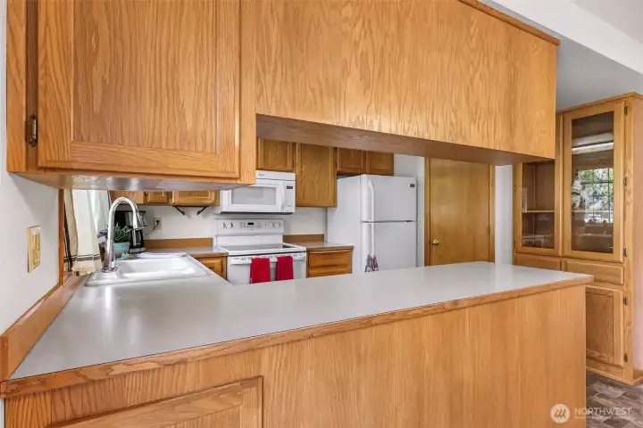 so much counter space and storage in this kitchen