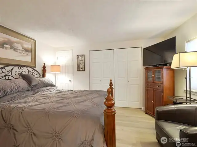 What do you hope for in a primary bedroom? Generous space, abundant light, fresh and bright, ample closet and storage, a gleaming bathroom; it is all here for your pleasure if you hurry!