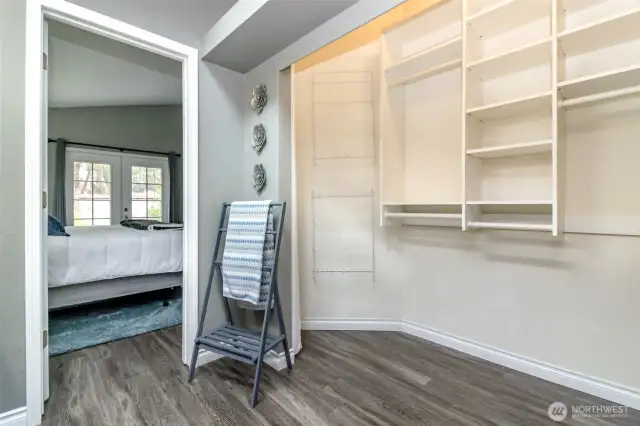 Another view of the closet.