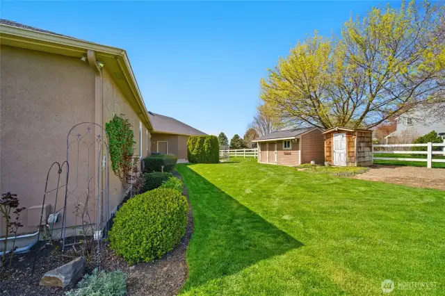 Smokehouse, tool/Garden shed & dog run/Back garage entrance