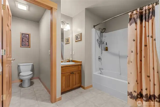 Shower/bathtub combo, and private water closet in the en suite.