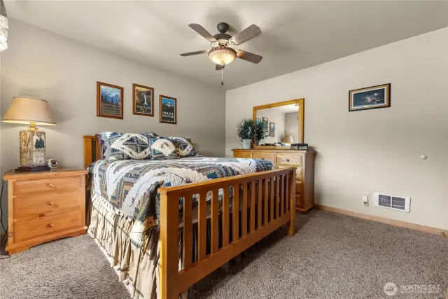 Secondary bedroom, with ceiling fan.