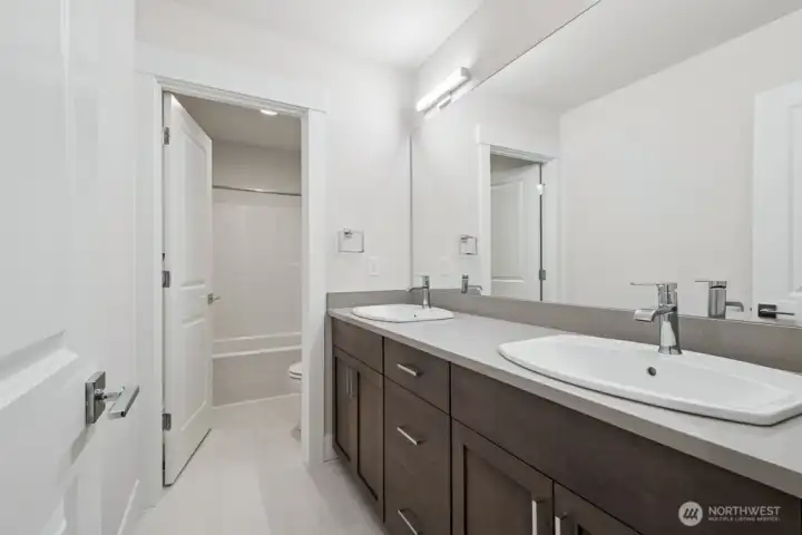 Main hall bath for the other two bedrooms.