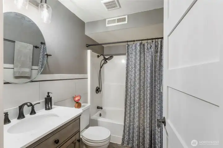 Attached bathroom to rpimary bedroom