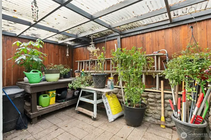 OH! And there's this greenhouse/garden shed, amazing! Come on out and tend to your garden out of the sun and rain.