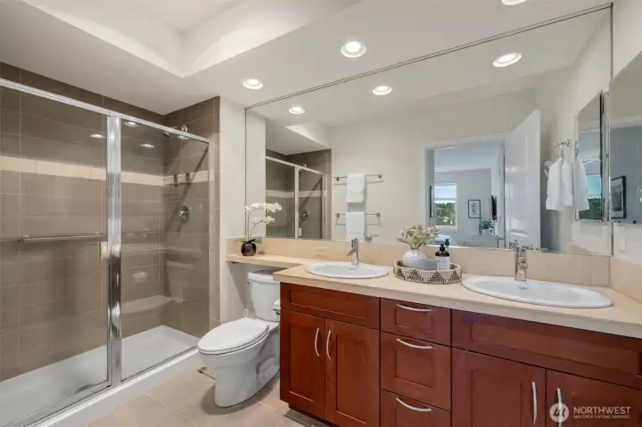 En-suite primary bathroom.