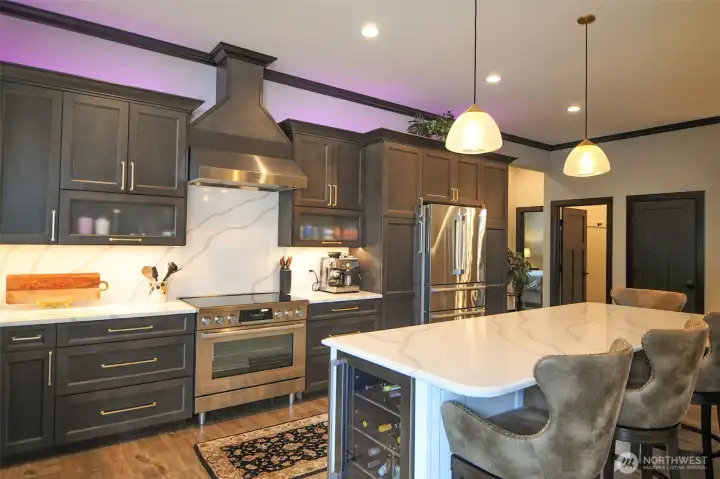 KITCHEN WITH EATING BAR