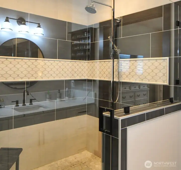 LARGE PRIMARY WALK IN SHOWER