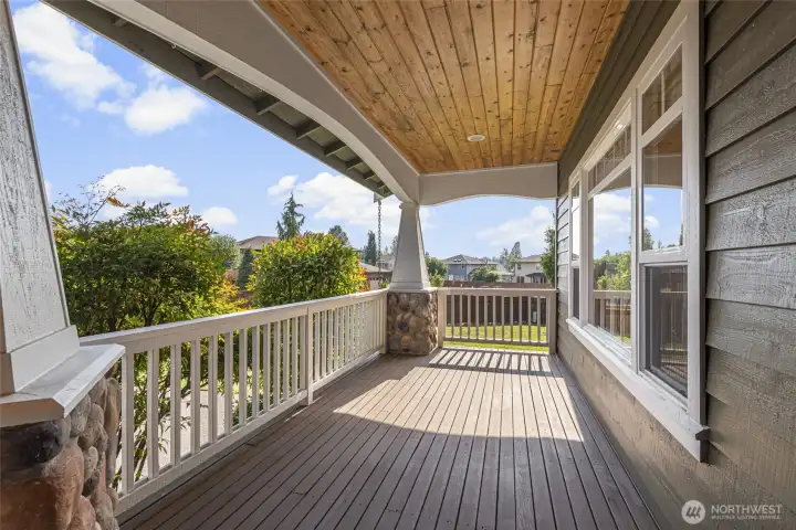Enjoy the shaded deck on those hot Summer days!