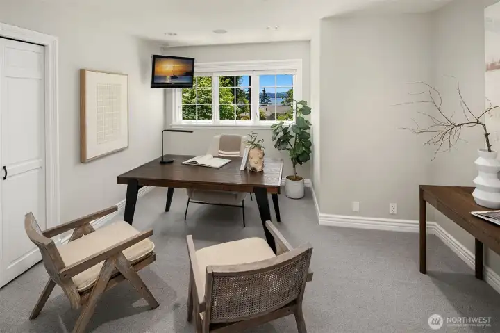 Office or 5th bedroom