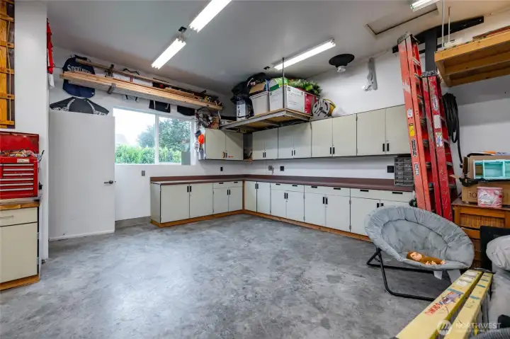 Plenty of cabinet and counter space in shope Plenty of cabinet and counter space in shope