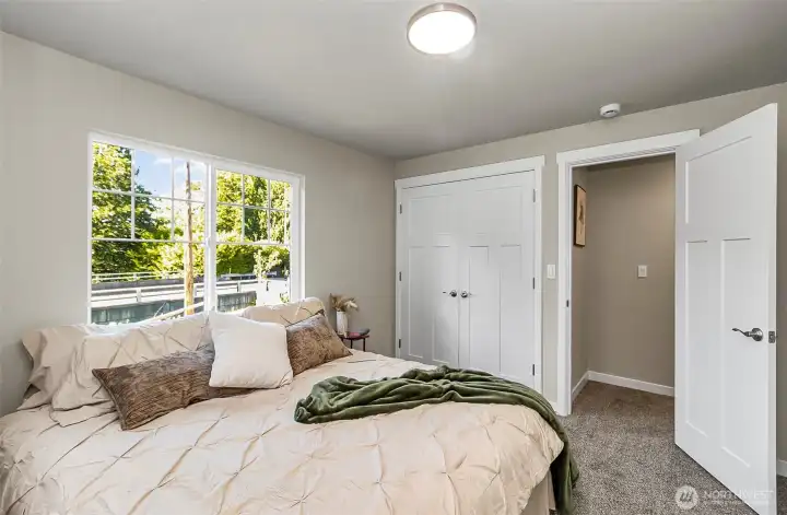 Great big windows~ Closet with ample amount of space~