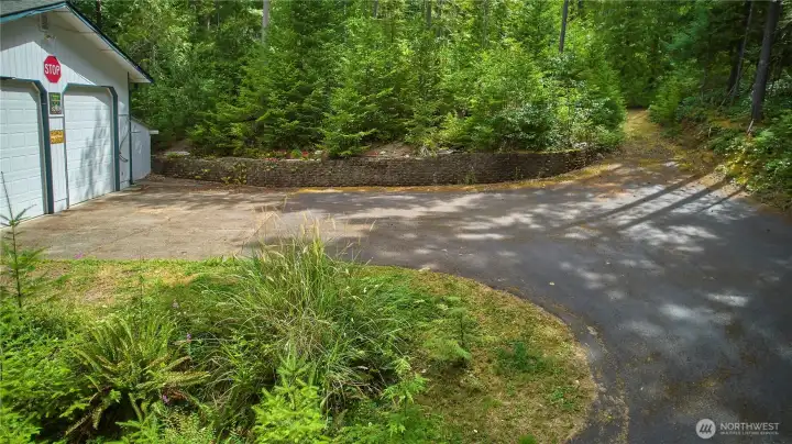 Large radius turn around area