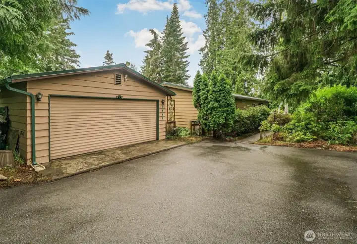 Lakefront property offers 2 Bedrooms, 2 baths, 1344 Sq Ft, & a 2 Car garage! Lakefront property offers 2 Bedrooms, 2 baths, 1344 Sq Ft, & a 2 Car garage!