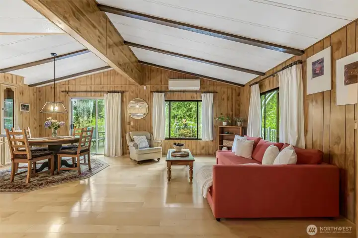 Adorable house has the cabin vibe! Adorable house has the cabin vibe!