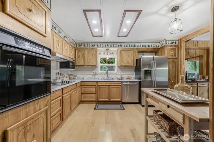 Large kitchen great for entertaining! Large kitchen great for entertaining!