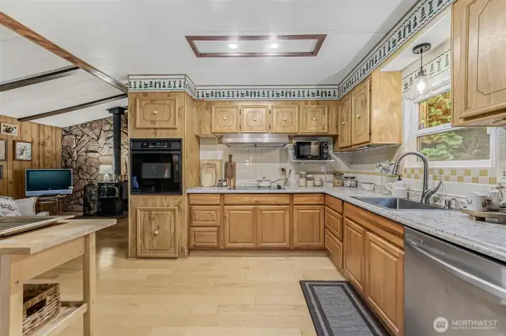 Spacious kitchen features a new electric cooktop! Spacious kitchen features a new electric cooktop!