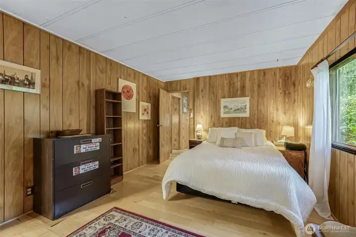 Large primary bedroom has space for lots of furniture! Large primary bedroom has space for lots of furniture!