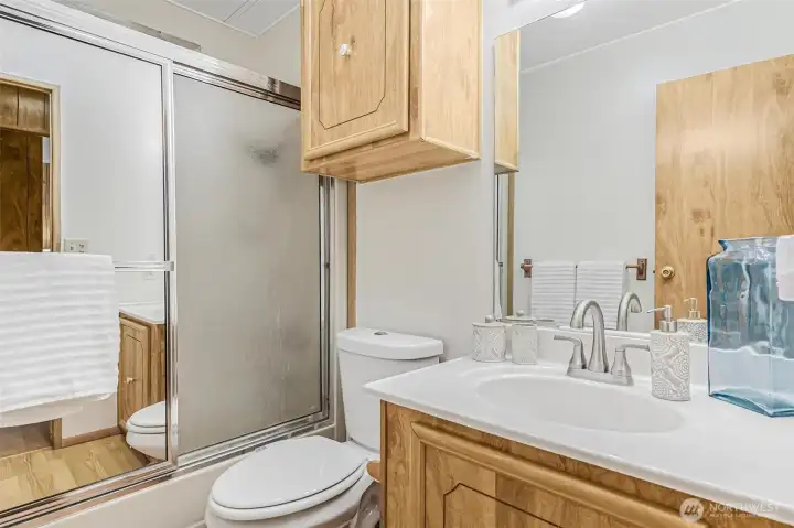 Guest bath in hallway features a bathtub/shower! Guest bath in hallway features a bathtub/shower!