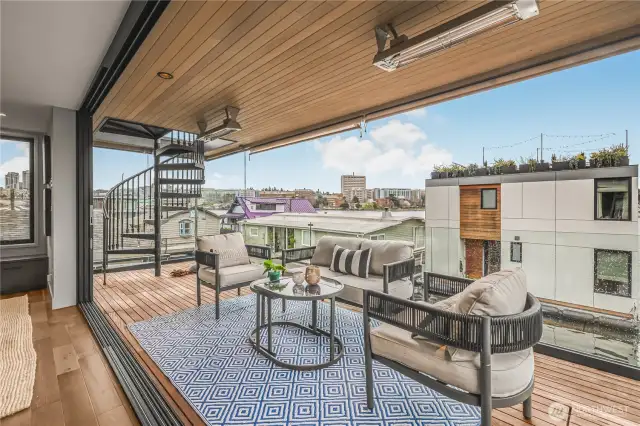 Indoor outdoor living at it's finest.  Watch the eagles swoop down and fish or take in the boat parade.