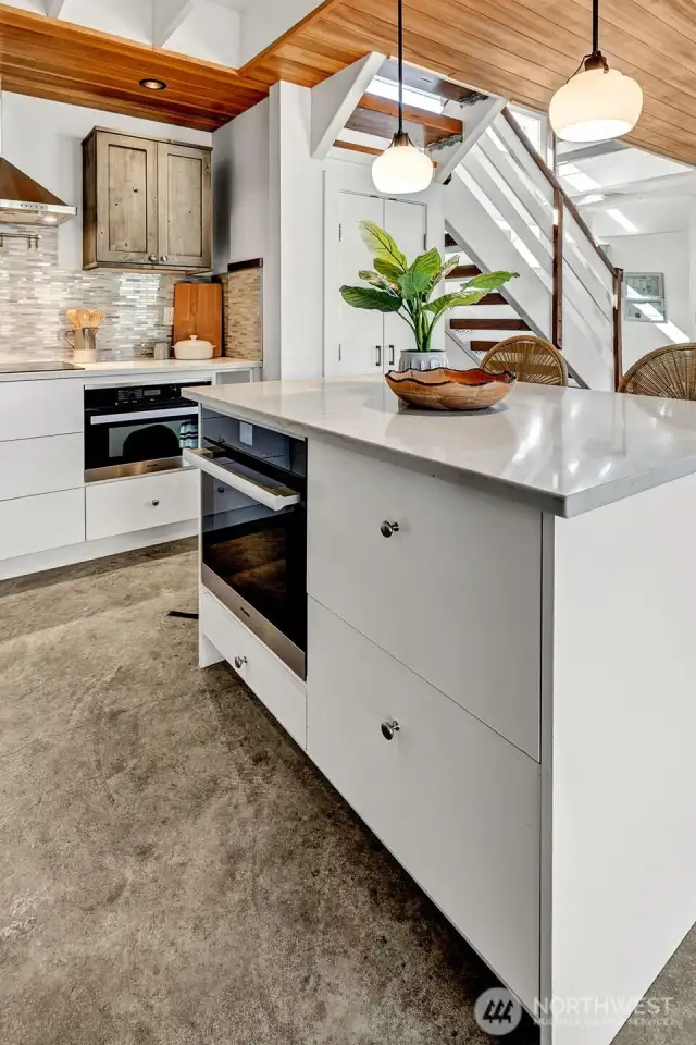 There are 2 ovens, a convection/microwave combo and regular oven. Large dinner parties are no problem here!