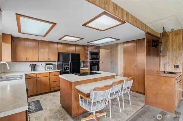 Spacious kitchen w/pantry and center island.